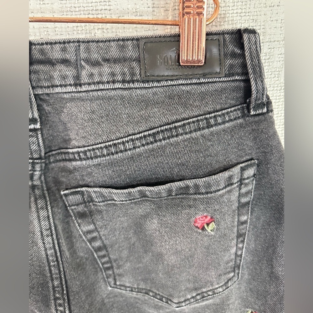 Hollister Curvy High rise mom jeans with floral embroidery size 27 - Picture 5 of 6